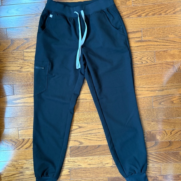 Three (3) sets of almost new black Figs scrubs, XS - Picture 4 of 5